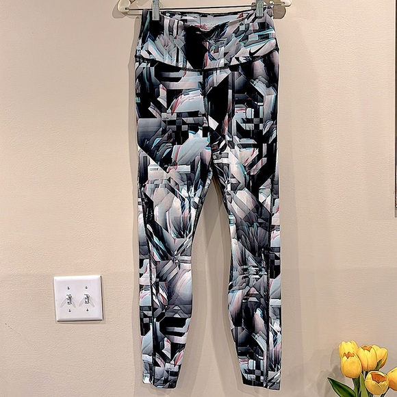 🔥NWOT Nike Abstract Pattern Leggings🔥 - Picture 1 of 9